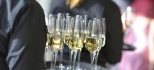 Lire la suite à propos de l’article Alcool sur le lieu de travail : que dit la loi ?